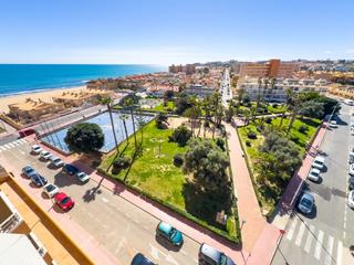 Apartamento en Los Europeos. Se ofrece a la venta un apartamento muy amplio en primera línea