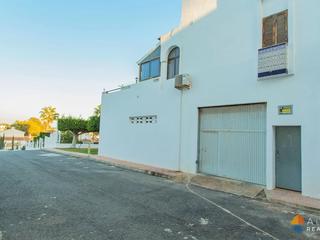 Aparcament cotxe a Torreblanca. Esta cochera en torreblanca, torrevieja, destaca por su amplitud