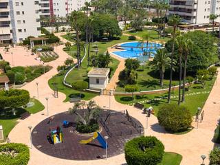 Apartament a Los Arenales del Sol. Este atractivo ático en los arenales del sol, alicante, ofrece u