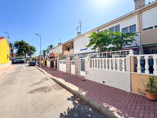 Casa adossada a Playa de los Náufragos. Casa adosada en torrevieja, a tan solo 180 metros reales de la p