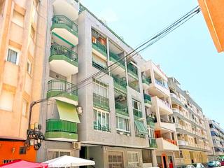 Attique à Avenida Habaneras - Curva de Palangre. Este ático en torrevieja, a tan solo 400 metros de la playa del