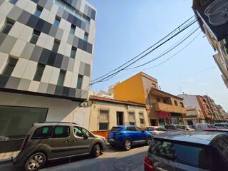 Casa en Centro - Muelle Pesquero. Casa en el centro de torrevieja con doble orientación y fachada