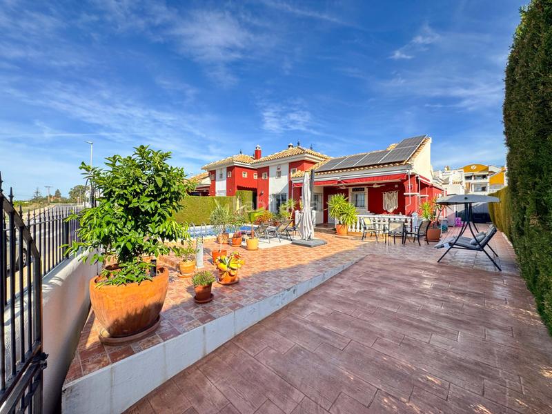 Foto 5cccc45b-9afa-4f56-ad61-bd2540bdb803. Chalet villa en los montesinos montesol villas con piscina y soláriumesta villa en los montesinos, situada en la urbanización montesol vi en Montesinos (Los)