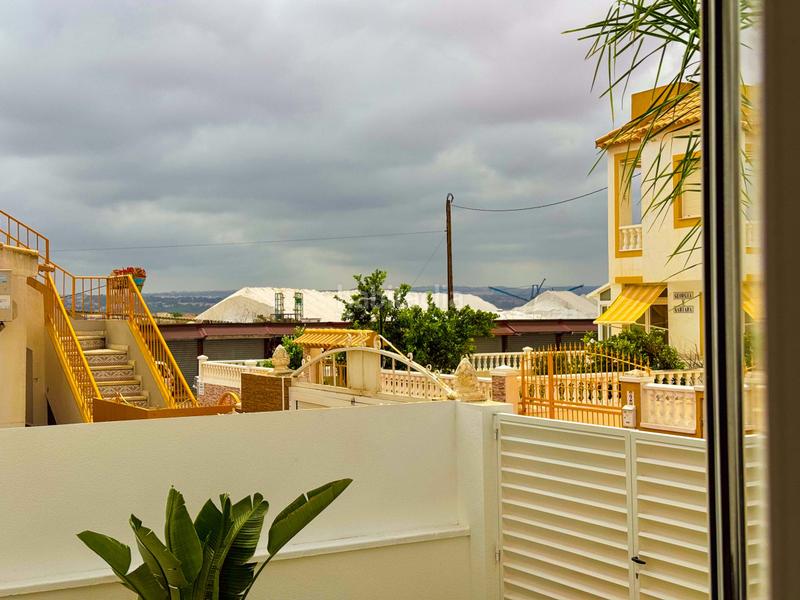Foto 445f6a9e-d394-4d08-9b5a-eaf74777d86f. Casa bungalow con amplio patio y estudio cerca del parquese ofrece en venta un bungalow en planta baja , ali en Torrevieja