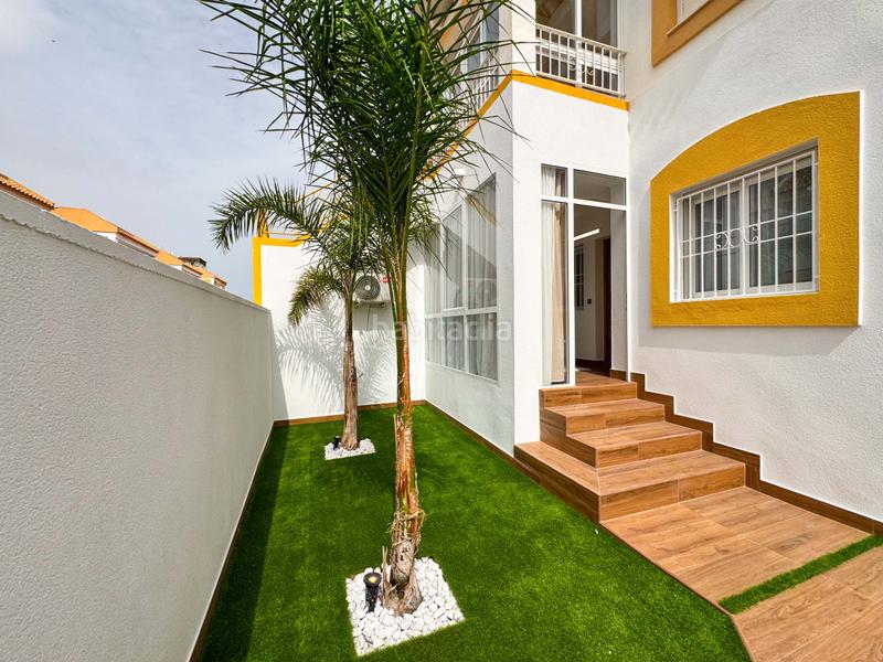 Foto 4a19dd73-ec11-4859-a827-7ec3f4cf90bd. Casa bungalow con amplio patio y estudio cerca del parquese ofrece en venta un bungalow en planta baja , ali en Torrevieja