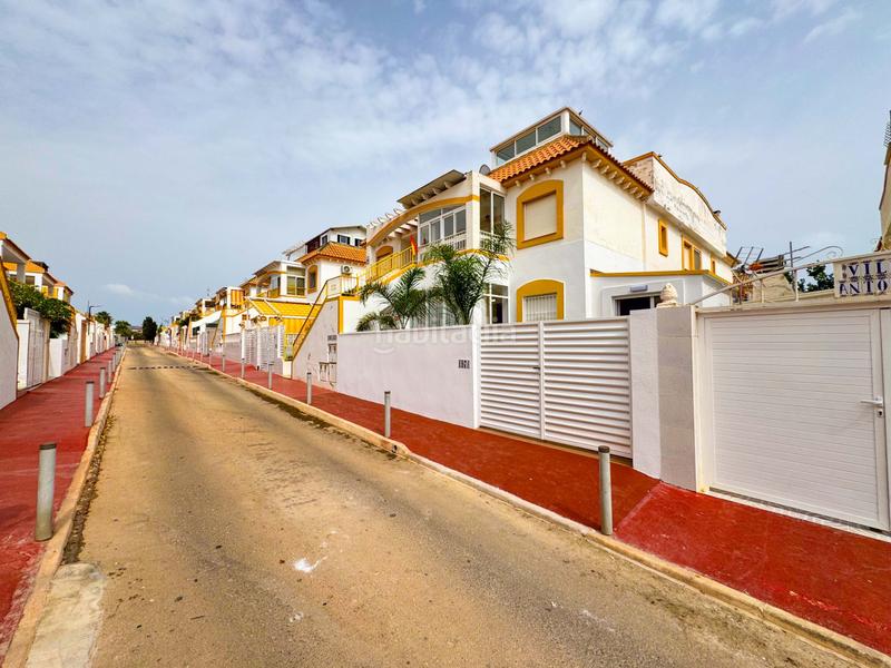Foto 65e9db9a-bc02-4180-b620-9e2b36d8a9ab. Casa bungalow con amplio patio y estudio cerca del parquese ofrece en venta un bungalow en planta baja , ali en Torrevieja