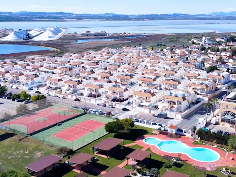 Foto 66bac9d8-d1e5-4622-99e1-f5b0407ff893. Casa bungalow con amplio patio y estudio cerca del parquese ofrece en venta un bungalow en planta baja , ali en Torrevieja