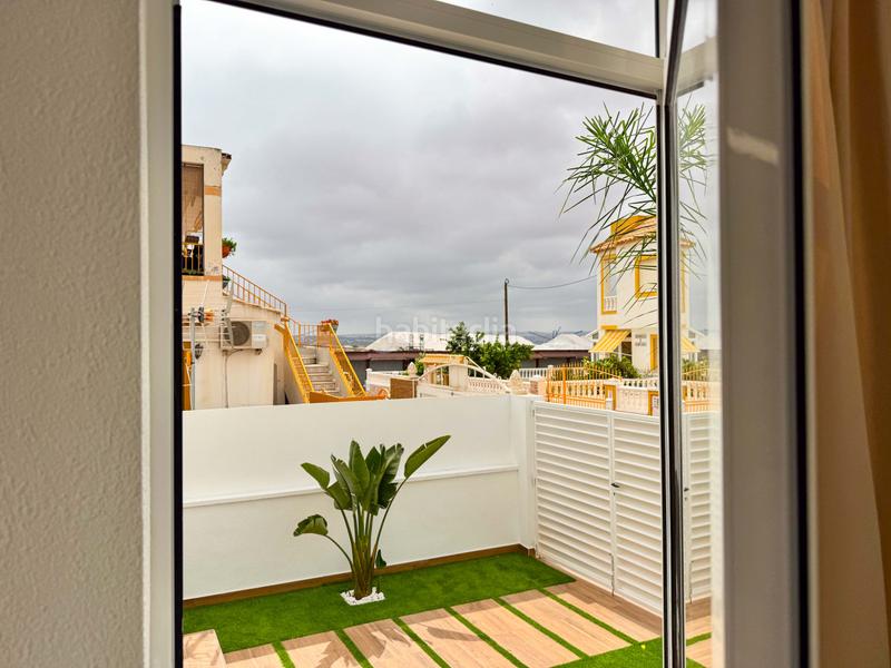 Foto 761d5cb1-f3e0-40a3-a11d-538bab00c696. Casa bungalow con amplio patio y estudio cerca del parquese ofrece en venta un bungalow en planta baja , ali en Torrevieja
