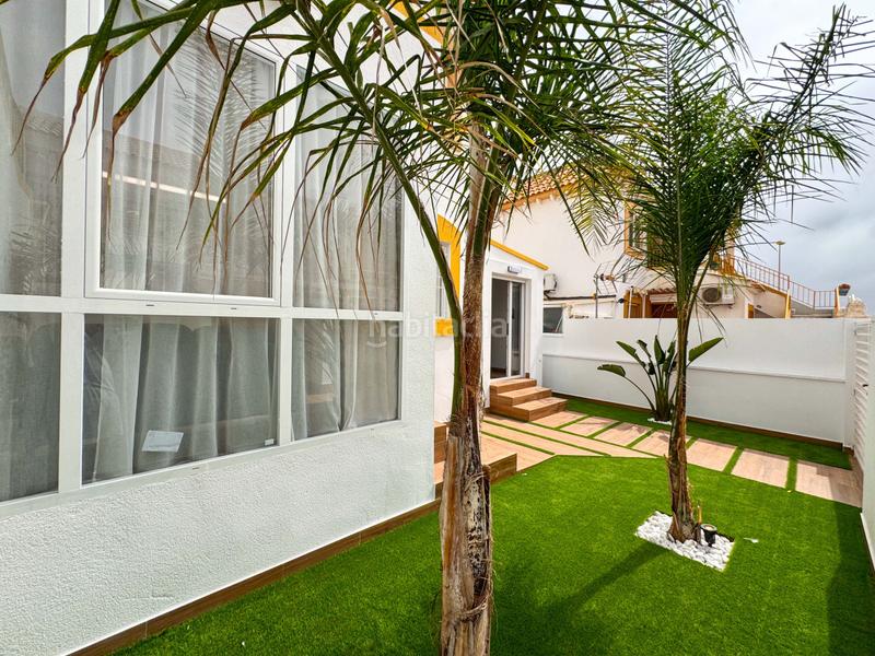 Foto 7b62a233-d988-4790-b4a4-5bb1ed9bfdd3. Casa bungalow con amplio patio y estudio cerca del parquese ofrece en venta un bungalow en planta baja , ali en Torrevieja
