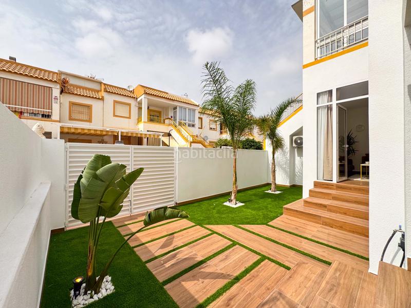Foto 99bc1159-820a-427b-bc36-475e224359a2. Casa bungalow con amplio patio y estudio cerca del parquese ofrece en venta un bungalow en planta baja , ali en Torrevieja