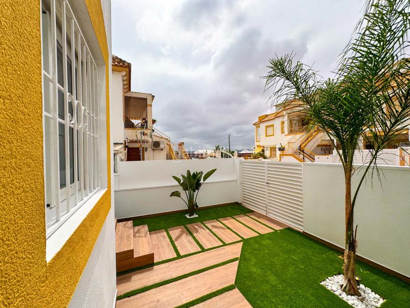 Foto bc70602f-da12-483d-b21a-6e6f87bbc571. Casa bungalow con amplio patio y estudio cerca del parquese ofrece en venta un bungalow en planta baja , ali en Torrevieja