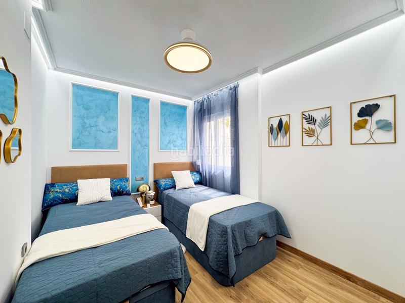 Foto c0a9ca41-b372-40a1-b305-0866cf0fb50e. Casa bungalow con amplio patio y estudio cerca del parquese ofrece en venta un bungalow en planta baja , ali en Torrevieja
