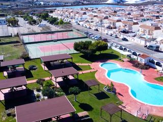 Casa a Zona Carrefour - Urbanizaciones. Casa adosada en torrevieja con solárium privado, garaje y piscin