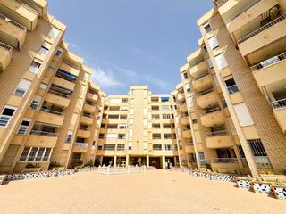 Apartament a Aguas Nuevas. Apartamento en primera línea de playa de los locos, torrevieja,