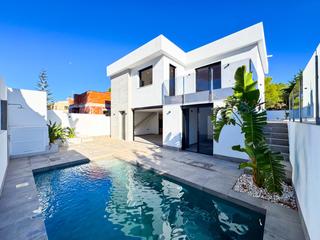 Maison à Los Balcones y los Altos. Esta villa renovada en los balcones ofrece 4 dormitorios en suit