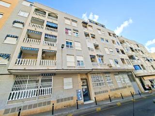 Apartament a Las Piscinas Naturales. Este amplio apartamento en torrevieja, ubicado a solo cinco minu