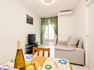 Apartament a Las Piscinas Naturales. Este amplio apartamento en torrevieja, ubicado a solo cinco minu