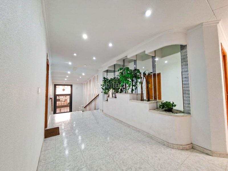 Foto 45156dfc-8b53-449f-90d2-ce1c4520b6a4. Apartamento este amplio apartamento , ubicado a solo cinco minutos caminando de la playa del cura, y próximo a paradas de autobús en Torrevieja