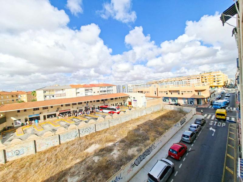 Foto c507456c-5c6d-4eb6-a741-6d58b3d9211b. Apartamento este amplio apartamento , ubicado a solo cinco minutos caminando de la playa del cura, y próximo a paradas de autobús en Torrevieja