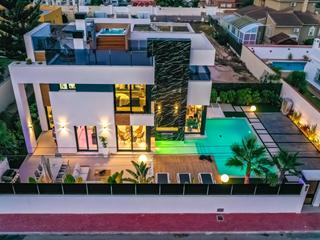 Haus in Zona Carrefour - Urbanizaciones. Casa con piscina privada ubicada en una parcela de 360 m2, con u