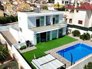 Casa a San Fulgencio. Villa moderna en san fulgencio, zona la marina oasis, con piscin