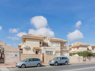 Casa adossada a Playa Flamenca. Este chalet situado en calle pintor ribera 5, en la urbanización