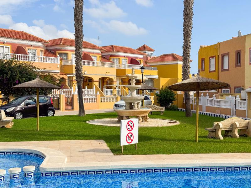 Foto af9ac8ea-1dc1-4f65-b5f7-7102e2913fbe. Casa bifamiliare con riscaldamento parcheggio piscina in Orihuela