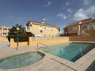 Dúplex a Zona los Frutales. Este bungalo renovado en la última planta en torrevieja está ubi