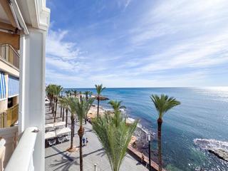 Apartamento en Las Piscinas Naturales. Este piso en primera línea en torrevieja, ubicado en la playa de