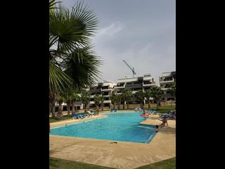 Apartment in La Florida. Este moderno apartamento de dos dormitorios ubicado en un exclus