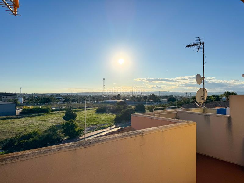 Foto 11cef19c-fa8c-4647-ade7-c68228cd867a. Casa adossada amb calefacció aparcament piscina a Torrevieja