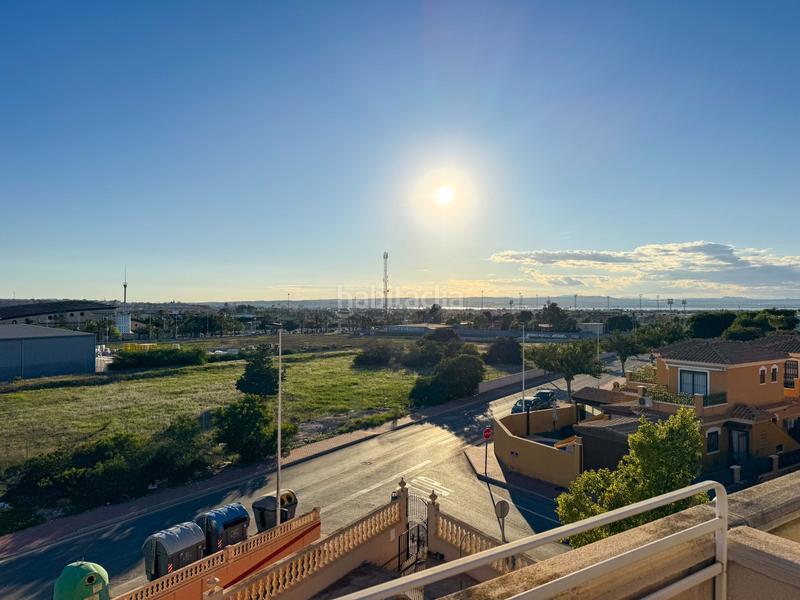 Foto 620b5ee7-eee6-46db-9631-35c0786f13e2. Casa adossada amb calefacció aparcament piscina a Torrevieja