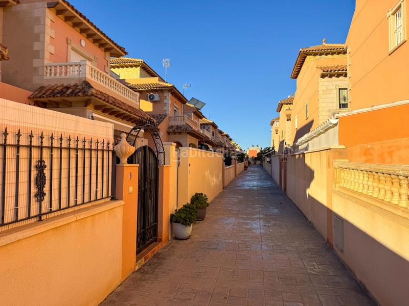Foto adb7b425-abae-4d8f-a22b-6a13d7fa72a8. Casa adossada amb calefacció aparcament piscina a Torrevieja