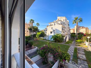 Apartament a Nueva Torrevieja. Este bungalow planta alta en la urbanización calas blancas de to