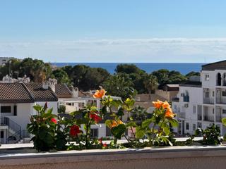 Àtic a Punta Prima. Este ático soleado en el corazón de punta prima ofrece un espaci