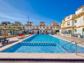 Casa a schiera in Aguas Nuevas. Este dúplex en aguas nuevas, torrevieja, con orientación sureste
