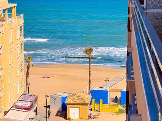 Apartament a Los Europeos. Amplio apartamento en primera línea de mar situado en el centro