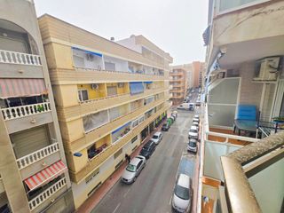 Apartment in Zona Playa del Cura. Este amplio apartamento en la tercera planta en torrevieja, ubic