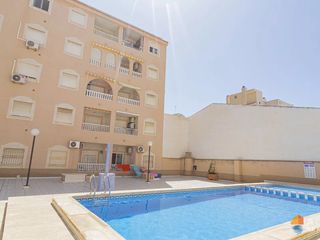 Penthouse in El Molino. Ático en el centro de torrevieja con amplia terraza y piscina co
