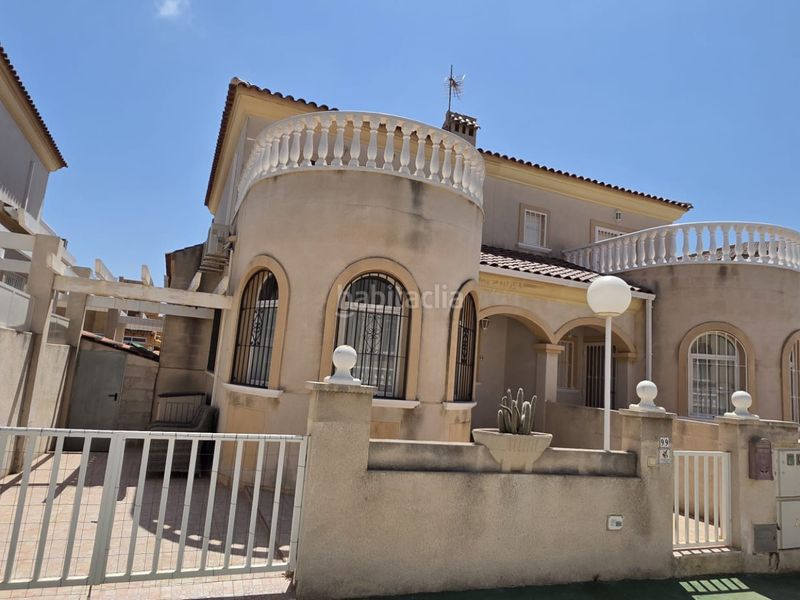 Foto a9c2e7fd-8657-49d7-be0b-f8db8fd50147. Casa adossada amb calefacció aparcament piscina a Torrevieja