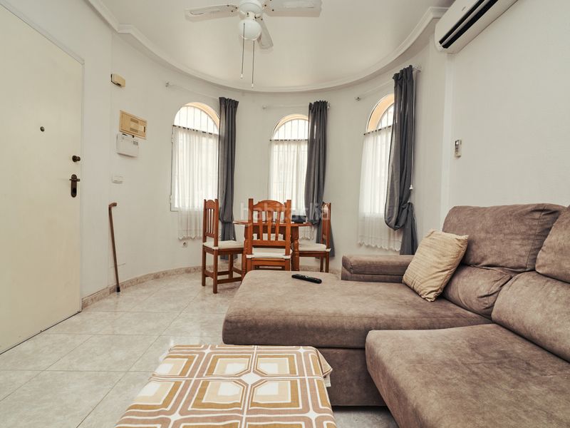 Foto c593c1f5-2684-403b-b4be-9e0f8f5761a4. Casa adossada amb calefacció aparcament piscina a Torrevieja