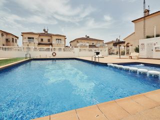 Casa adossada a Parque Acuático - Sector 25. Casa adosada en aguas nuevas, torrevieja con piscina comunitaria