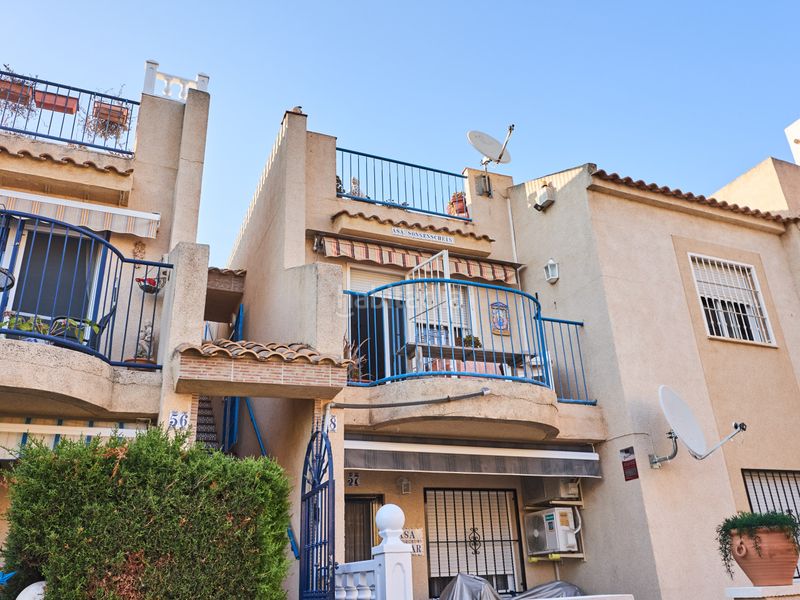Foto f5daa6f2-fce2-48fb-93cd-41f6850b8229. Casa amb calefacció aparcament piscina a Zona Carrefour - Urbanizaciones Torrevieja