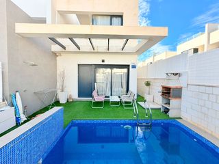 Duplex in Los Almendros. Moderno adosado en esquina con piscina privada y amplio solárium