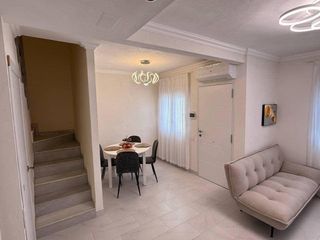 Casa a schiera in Nueva Torrevieja. Este adosado completamente renovado está situado en la prestigio