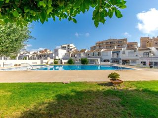 Casa a schiera in Nueva Torrevieja. Este adosado completamente renovado está situado en la prestigio