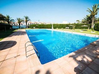 Casa adossada a Nueva Torrevieja. Este adosado completamente renovado está situado en la prestigio