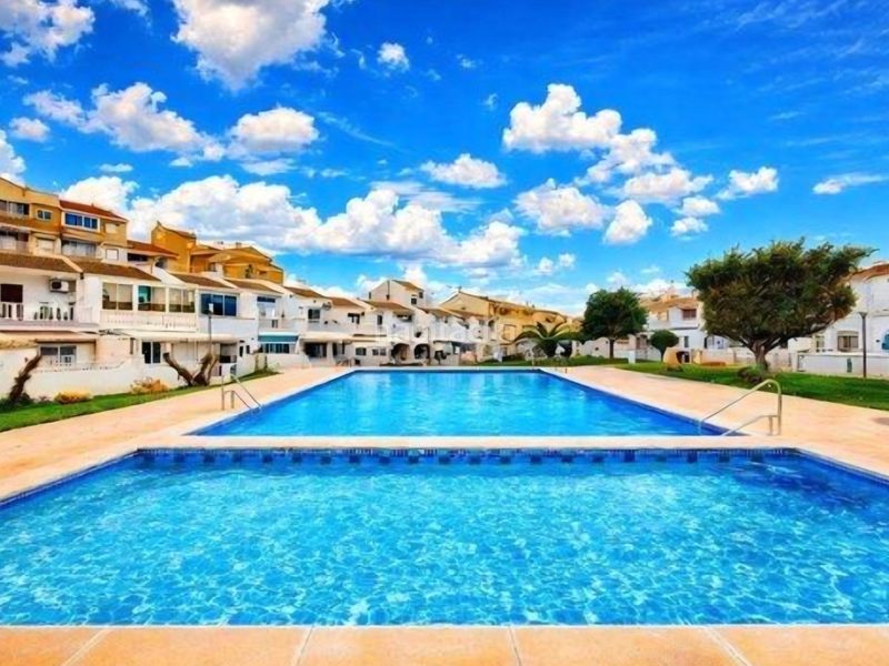 Foto 0ab1f82a-673d-4c28-897a-e20d825af08e. Casa adossada amb calefacció piscina a nueva Torrevieja Torrevieja