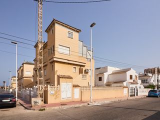 Casa adossada a Zona los Frutales. Casa adosada en los frutales, torrevieja con piscina comunitaria