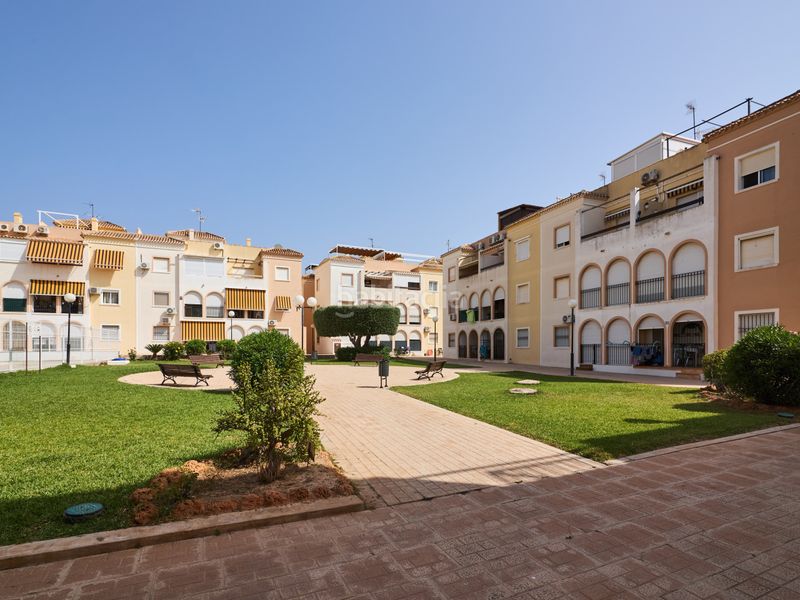 Foto 8c5bac06-281c-4871-97c3-55cb6a116a66. Apartament amb calefacció piscina a La Veleta Torrevieja